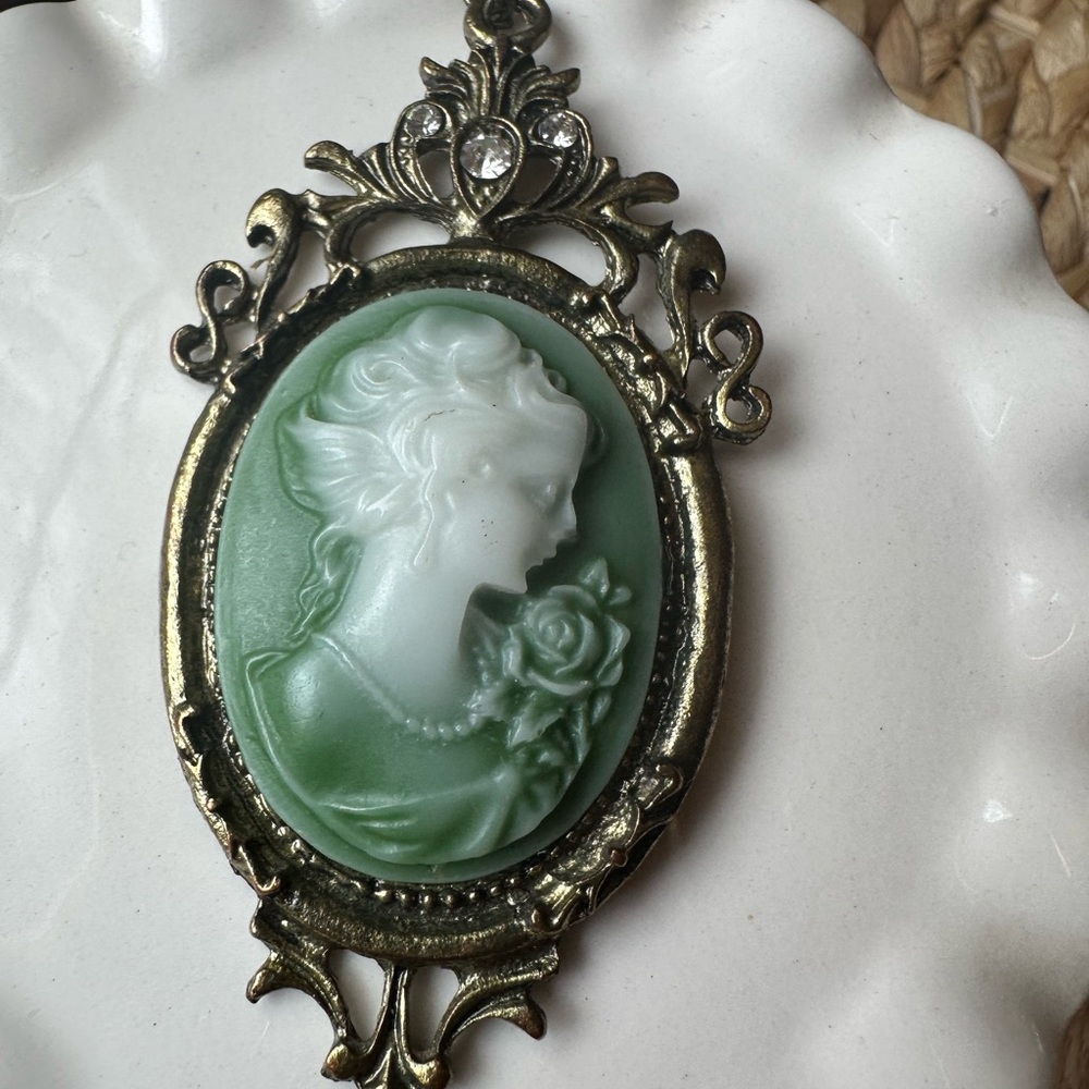 VINTAGE -Style Green Cameo Pendant Long Necklace!!